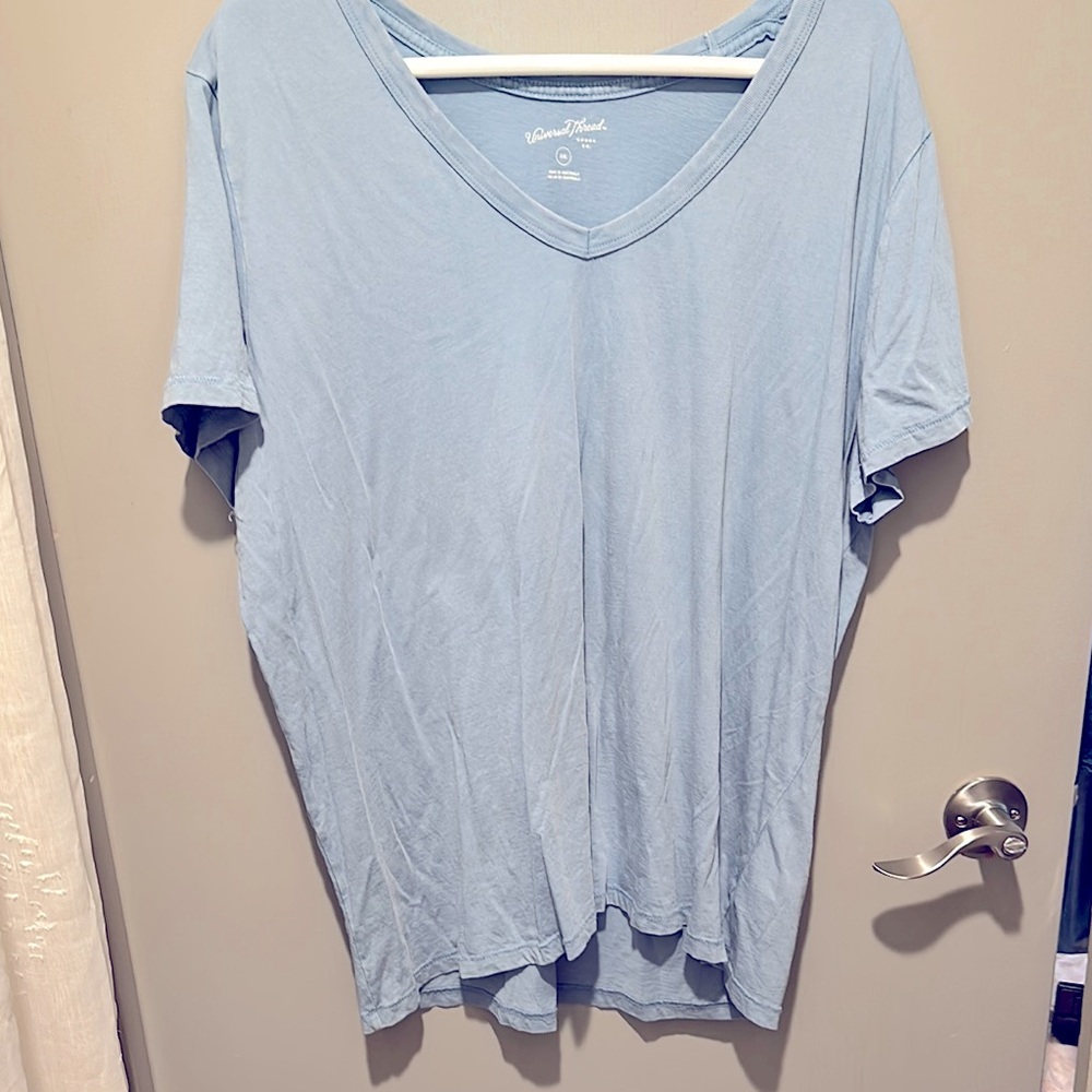 Universal thread tshirt sz XL
